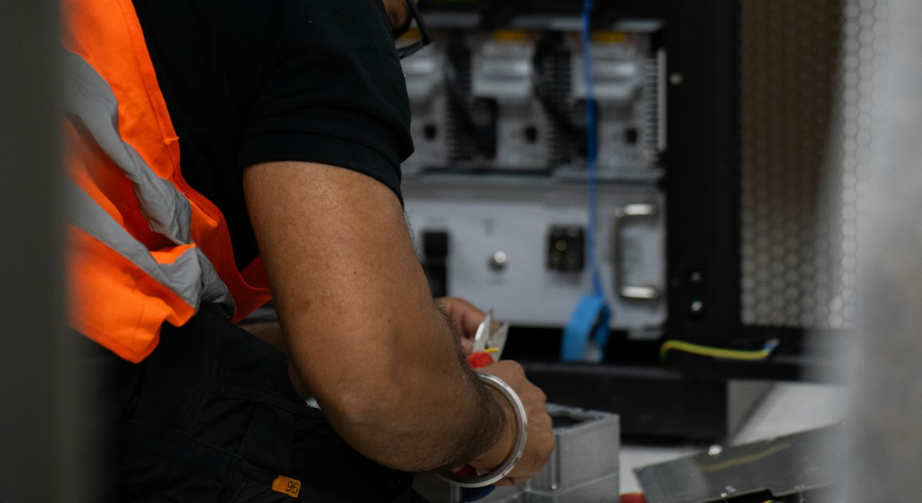 Installatore che lavora su apparati di rete in azienda